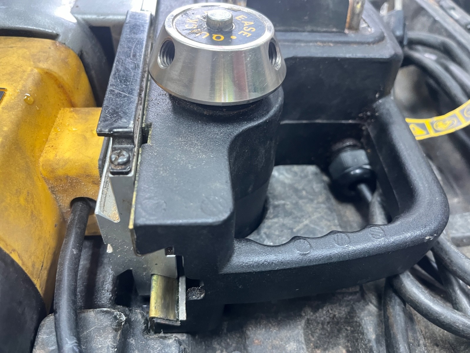 DEWALT Drill Press Magnetic 2-inch 10-Amp (DWE1622K)