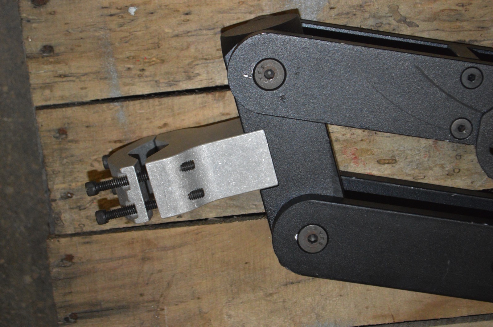 FlexArm Pneumatic Vertical V-Block Tool Mount Balance Arm