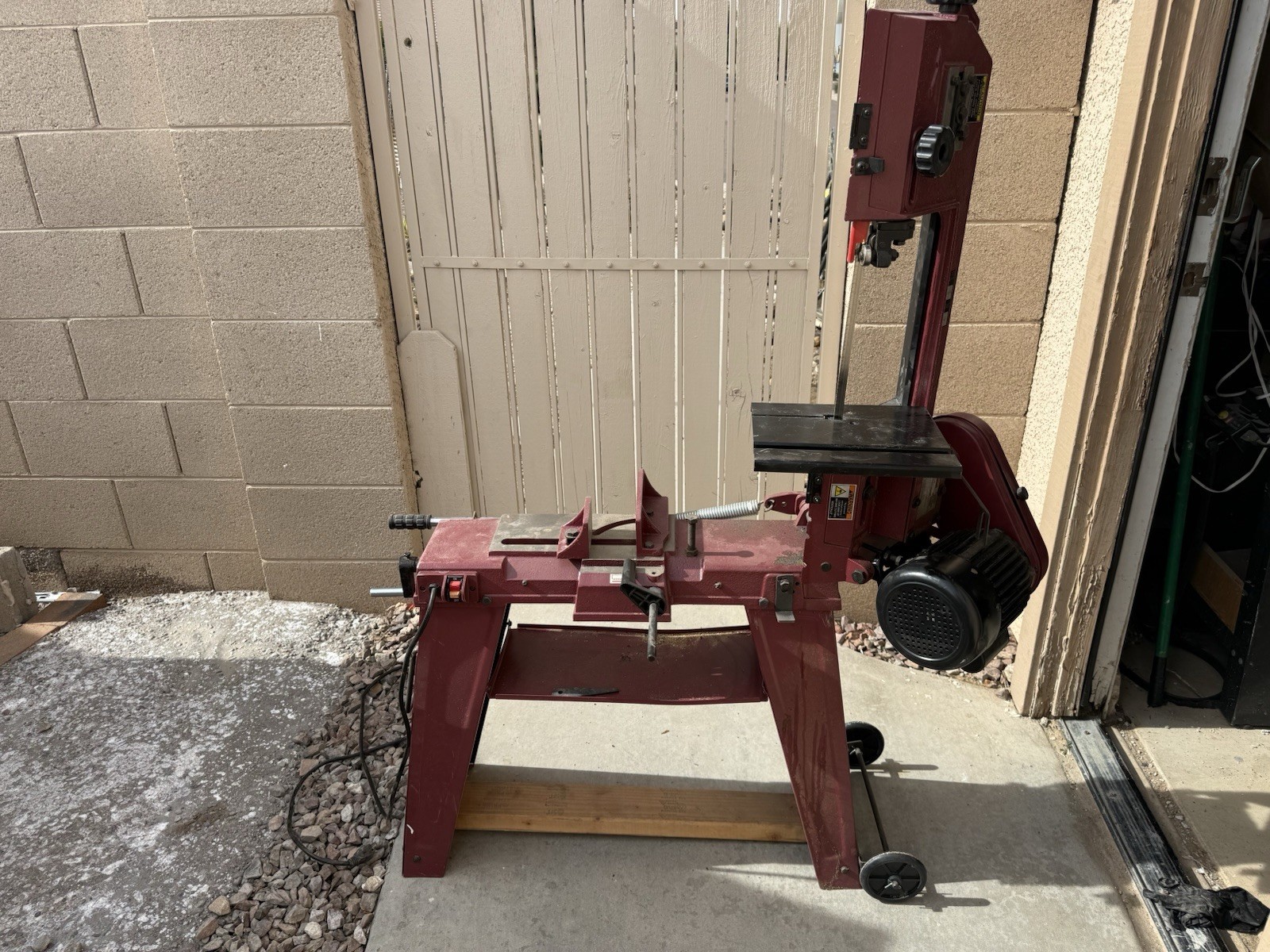 Horizontal Metal Cutting Band Saw on Stand, Corded Electric Manual Geared Head