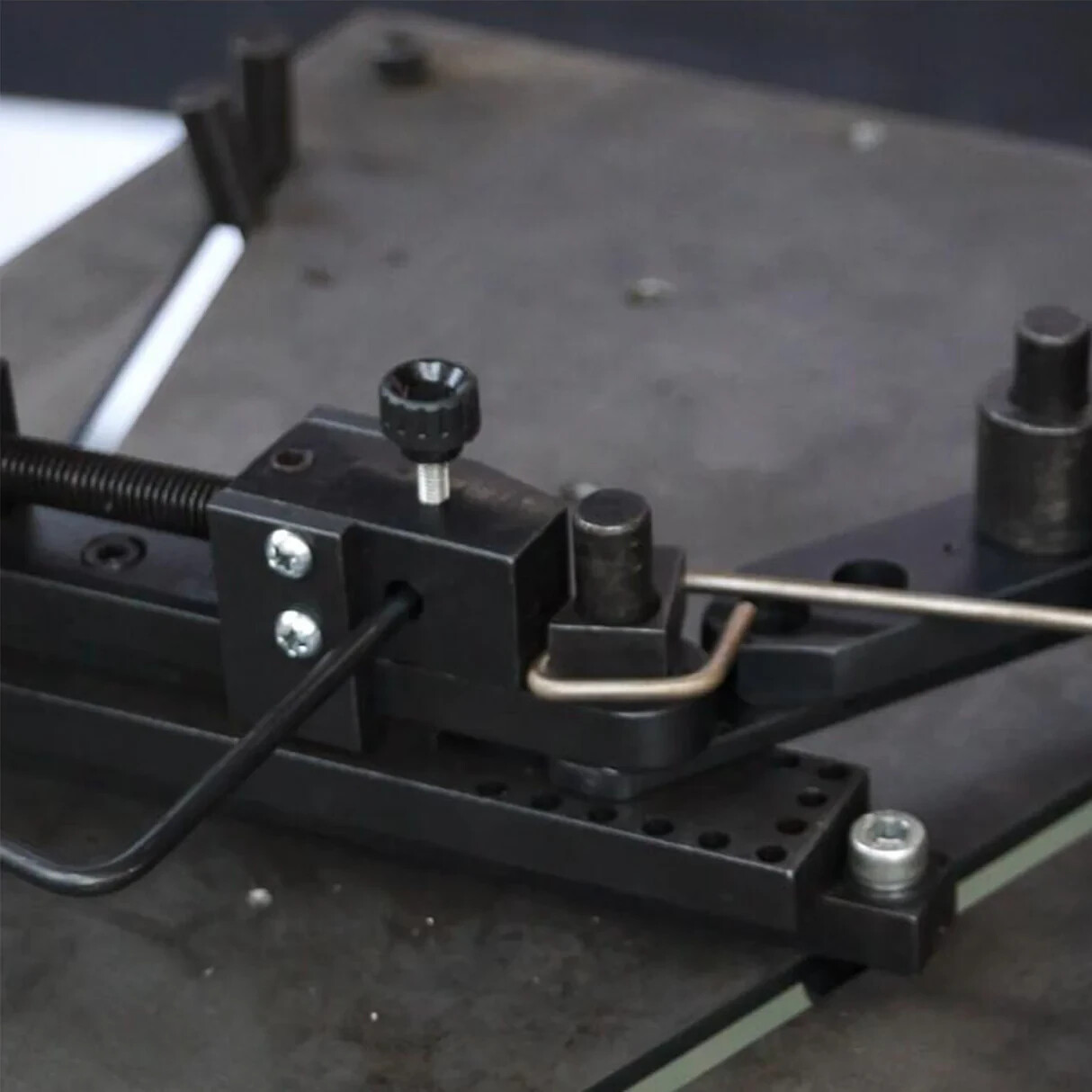 Manual Mounting Mini Universal Bending Bender Forms Wire, Flat Metal and Tubing