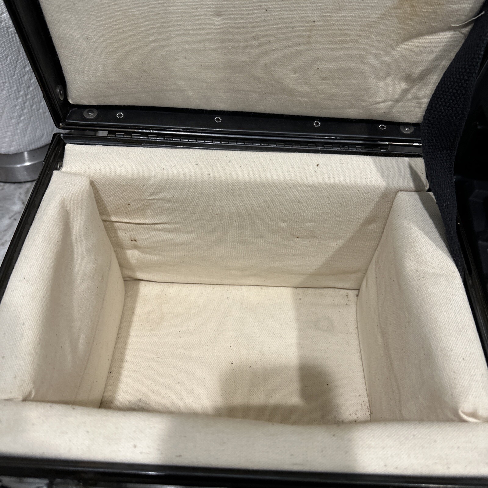 (UNBRANDED) BLACK PADDED STORAGE CASE