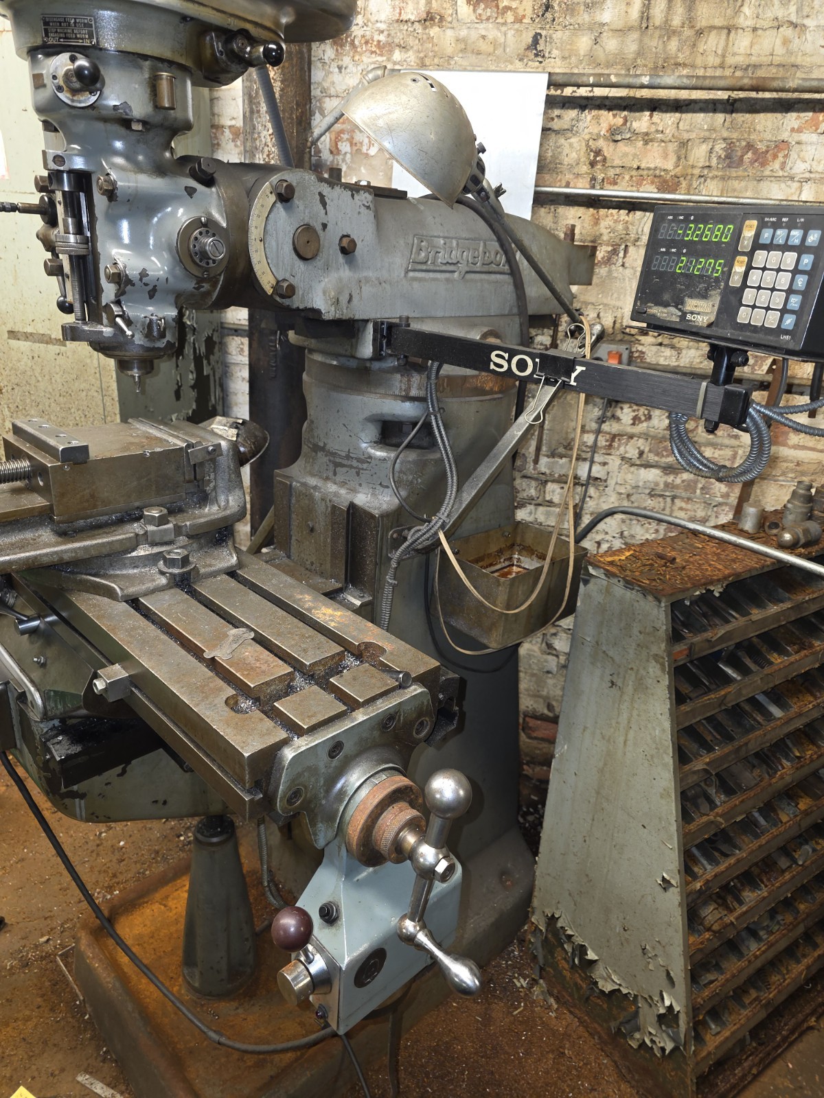 Bridgeport Vertical Milling Machine – 9″ x 42″ Table – Sony DRO – Vise Included