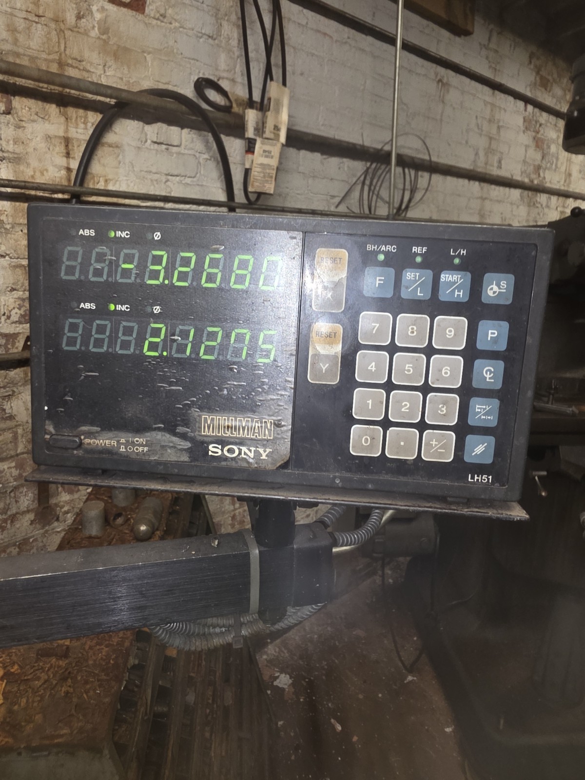 Bridgeport Vertical Milling Machine – 9″ x 42″ Table – Sony DRO – Vise Included