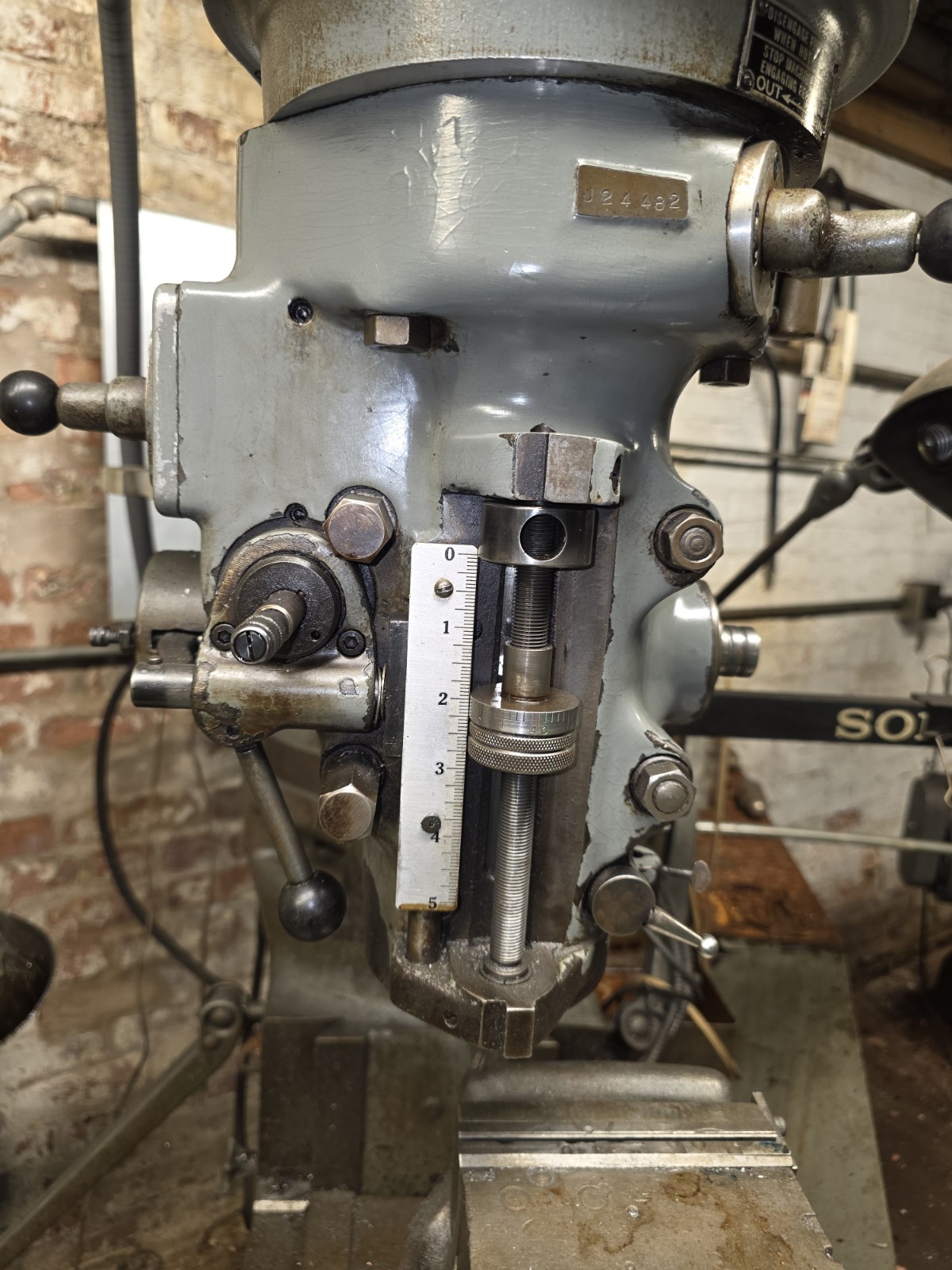 Bridgeport Vertical Milling Machine – 9″ x 42″ Table – Sony DRO – Vise Included