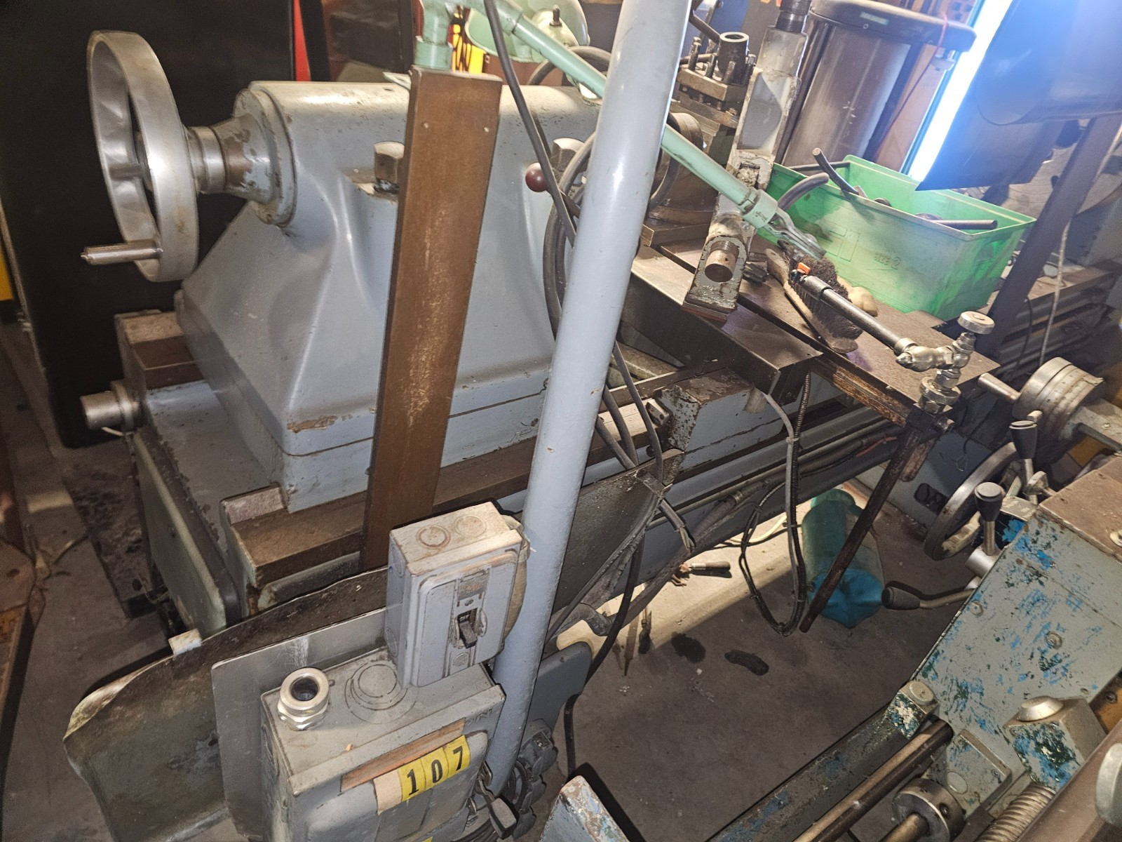 Cazanueve 28″ Swing x 60″ B.C. Geared Head Engine Lathe HB725 Inch/Metric Thread