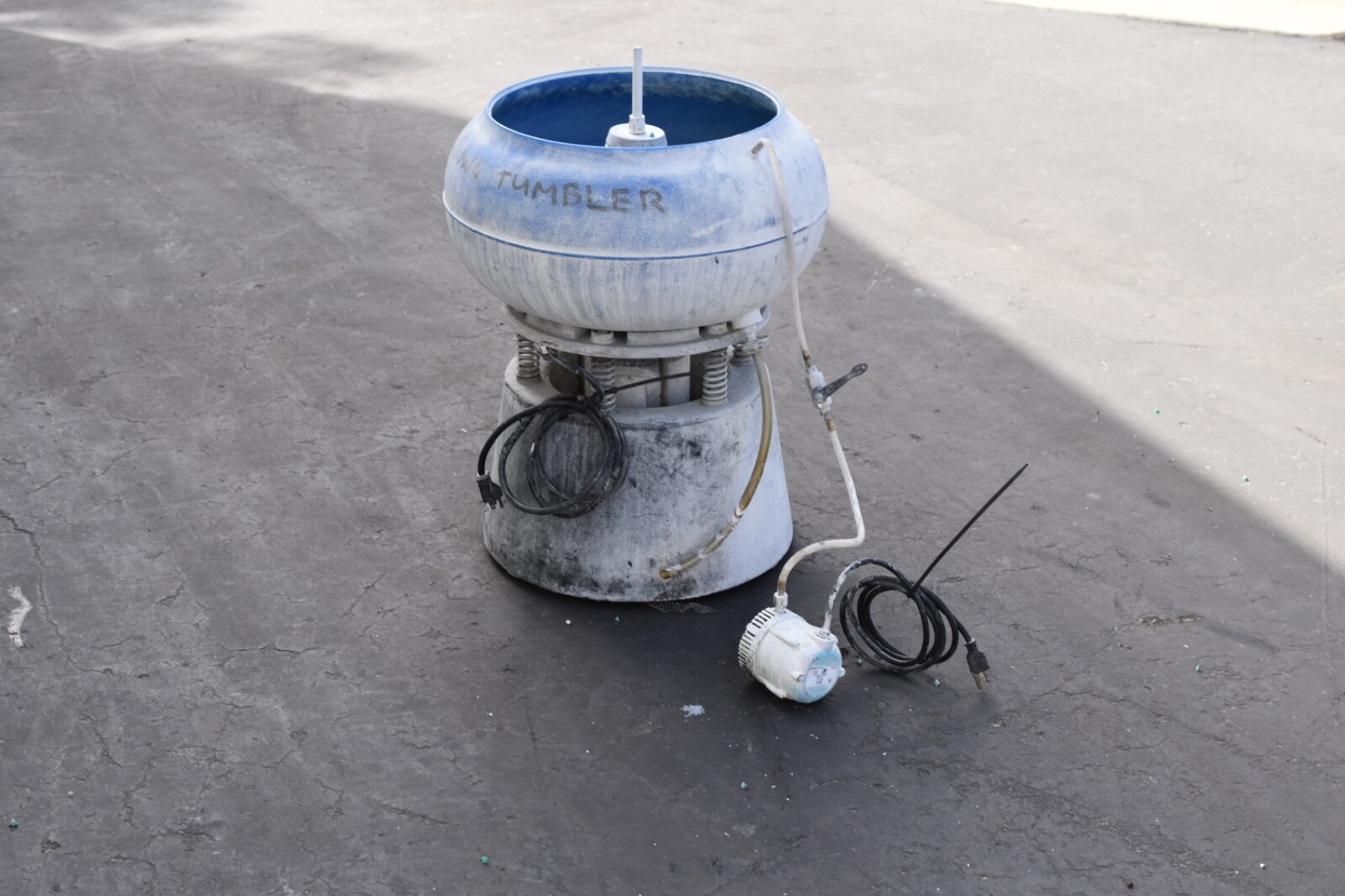 C&M Topline deburring & finishing vibratory bowl TLV-75 (3/4 cubic foot
