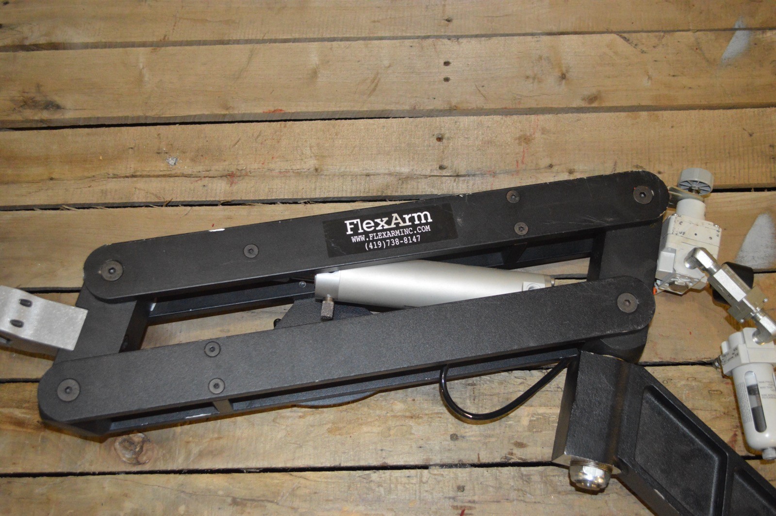 FlexArm Pneumatic Vertical V-Block Tool Mount Balance Arm